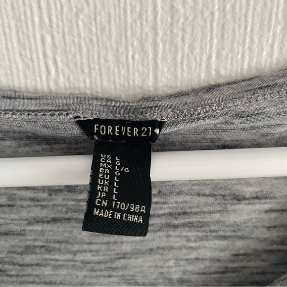 🦋4/$20 SALE - NWOT Forever 21 V Neck Tee with Pocket - Picture 3 of 4